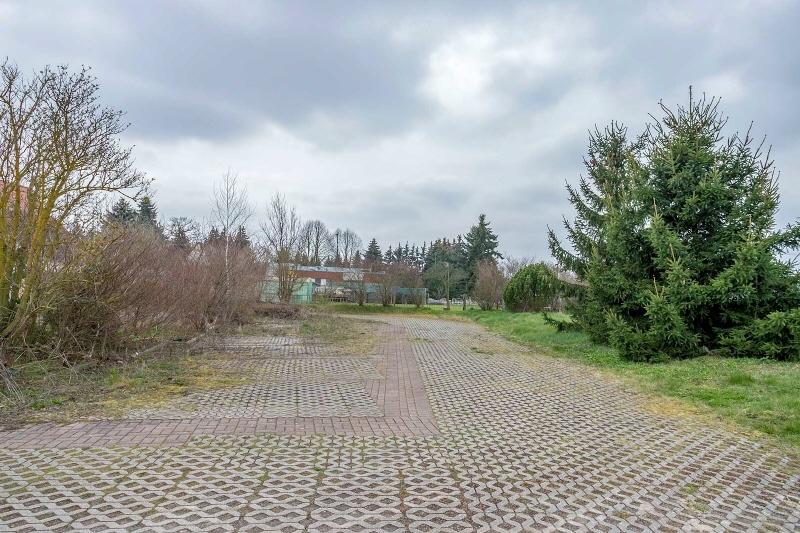 große Park- und Lagerfläche