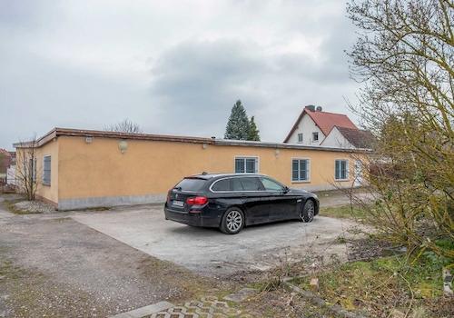 Rückansicht mit Stellplatz