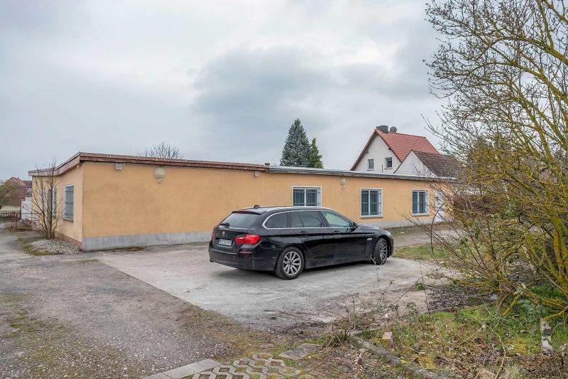 Rückansicht mit Stellplatz