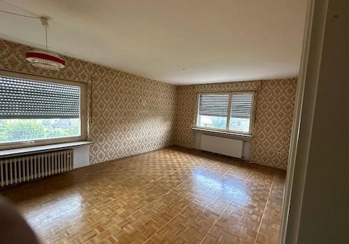 Helles Eck-Wohnzimmer mit Parkettboden