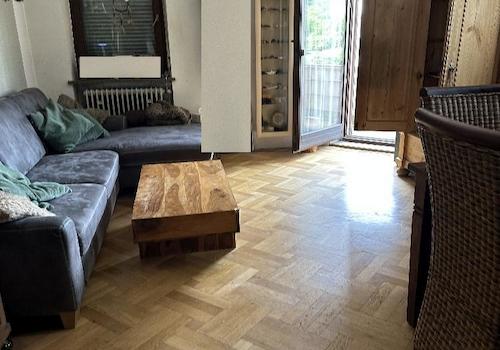 Großer Wohnraum mit Balkon im OG - mit wunderschönem Parkett