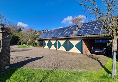 4 Garagen, 2 Carports, Einfahrt