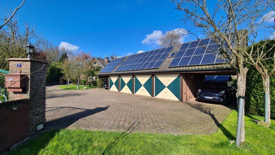 4 Garagen, 2 Carports, Einfahrt