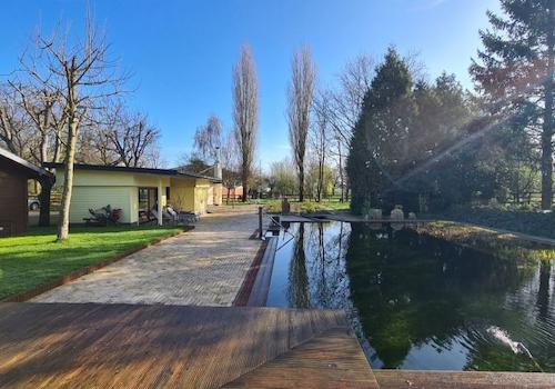 Schwimmteich/Ruheraum mit Blick nach Osten