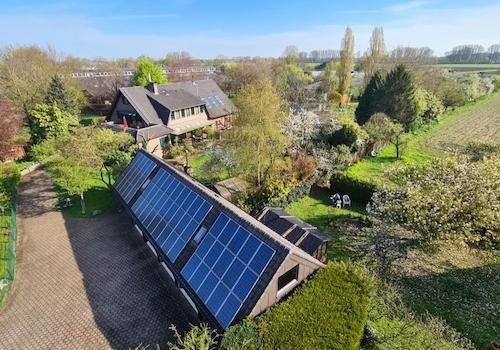 Blick auf Einfahrt, Garagen u. Haus