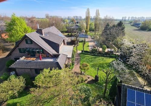Blick auf Haus und Garten, Teich