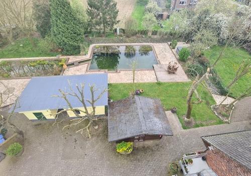 Blick auf Teich, Sauna, Trainingsraum, Kinoraum