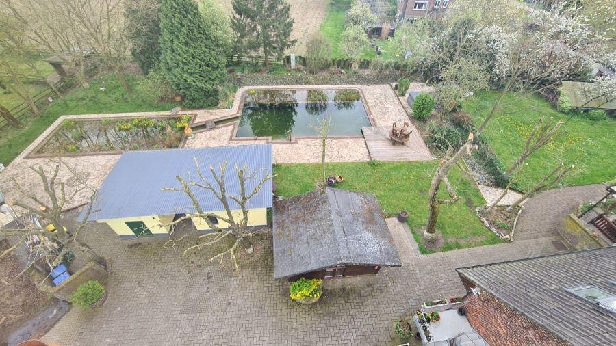 Blick auf Teich, Sauna, Trainingsraum, Kinoraum