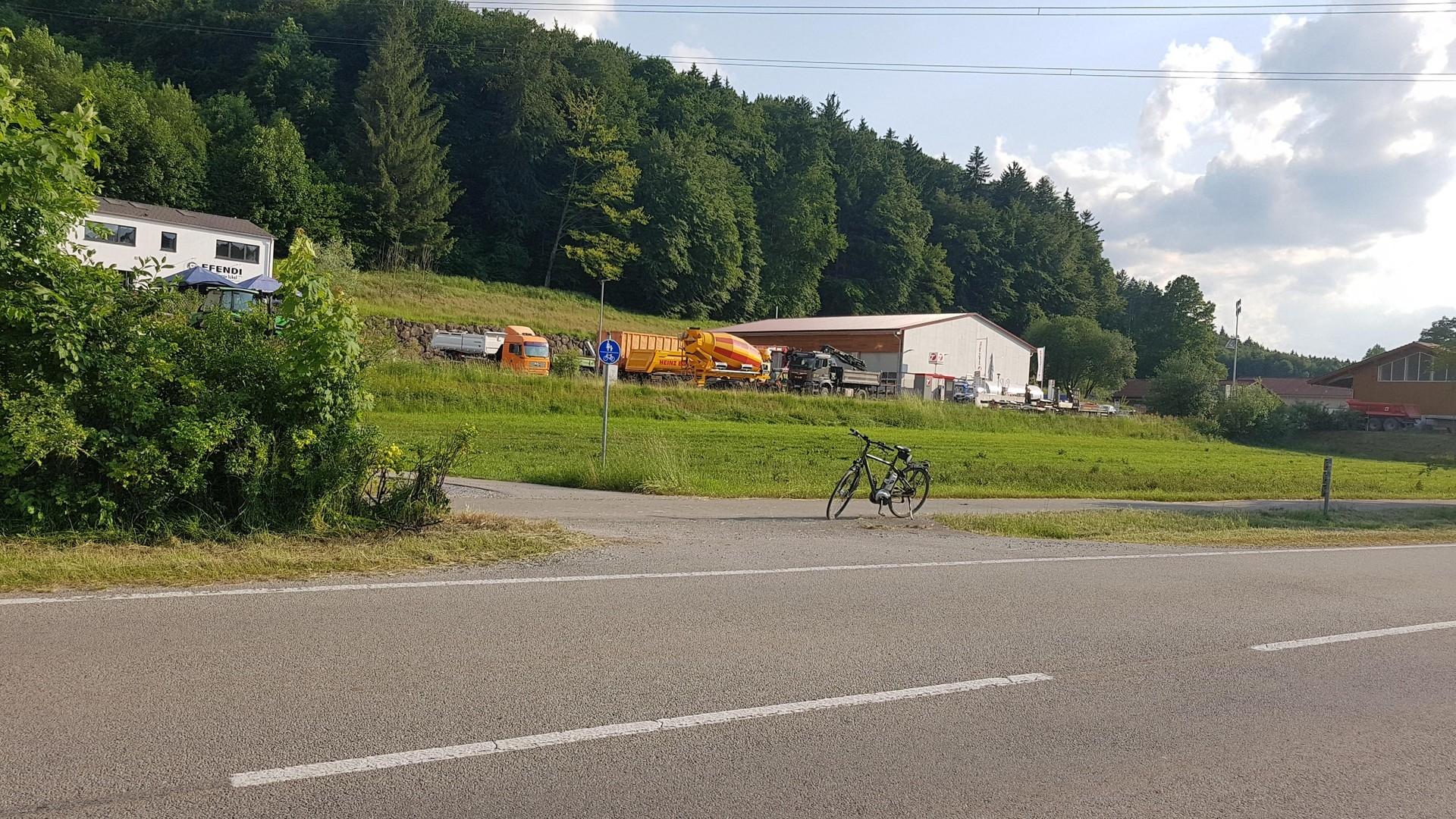 von der Bundesstr. l.o.Lokal