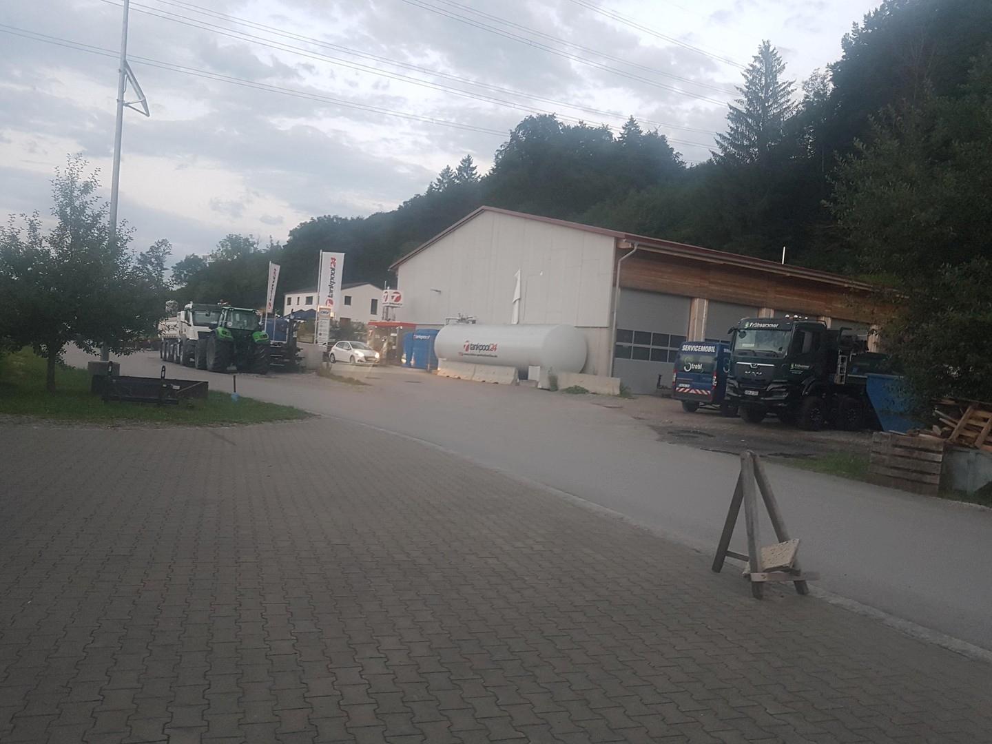 Tankstelle hinten Efent-Lokal