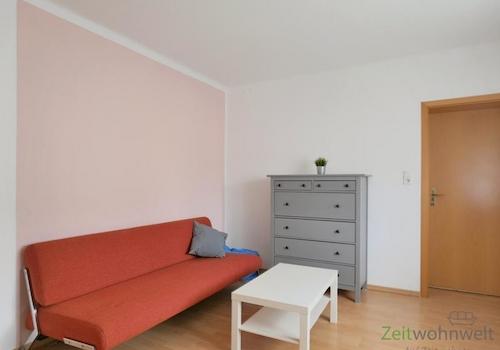 Schlafcouch und Kommode