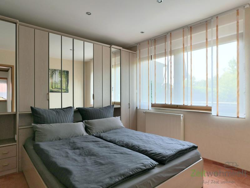 Doppelbett im kleinen Schlafzimmer