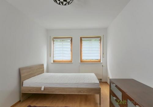 breites Bett im Schlafzimmer