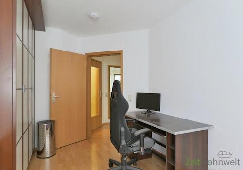 Schreibtisch und Kleiderschrank