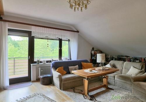 Sofa-Sitzecke vor dem Balkon