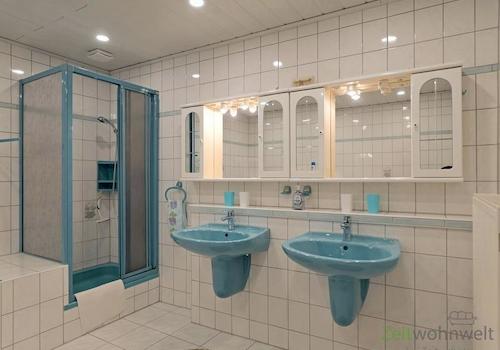 Dusche und zwei Waschbescken