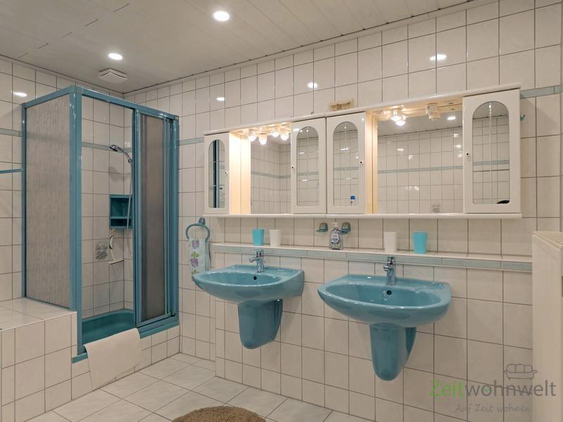 Dusche und zwei Waschbescken