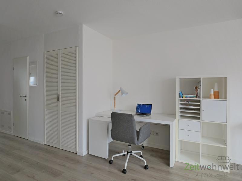 Schreibtisch und Wandschrank