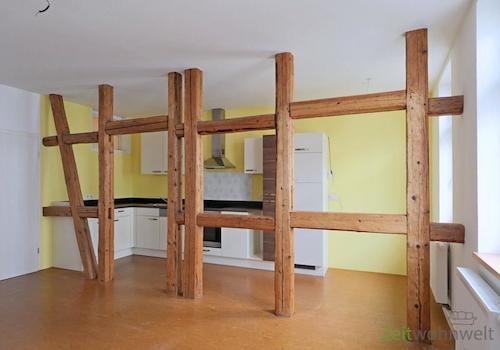 Einbauküche hinter den Holzbalken