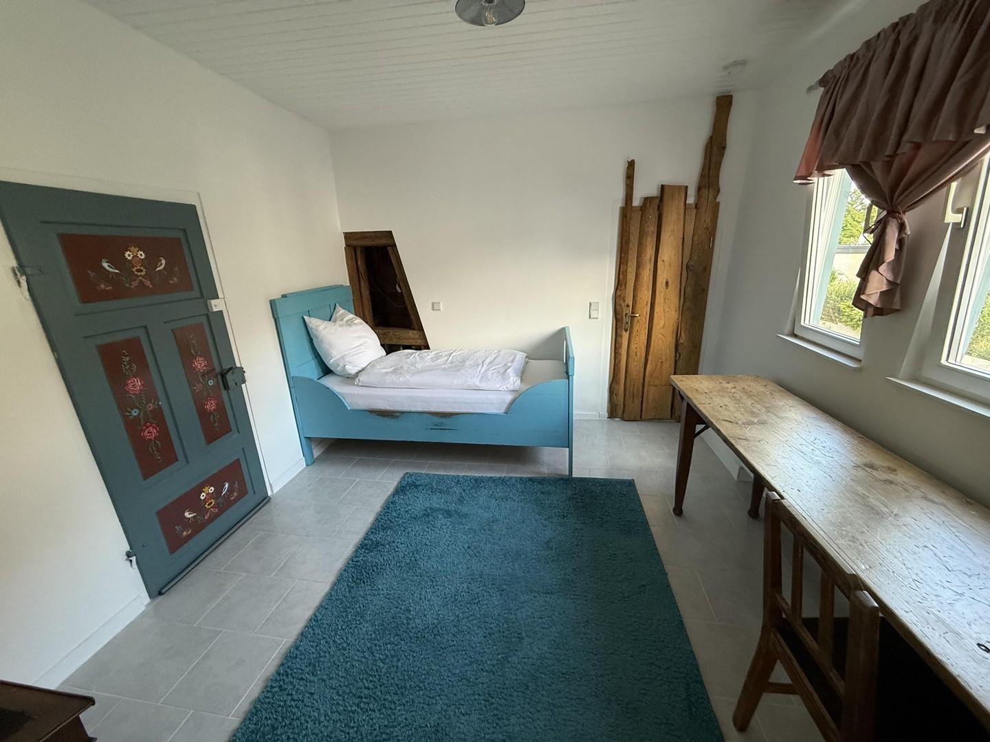 1. Zimmer mit Tür zur Küche