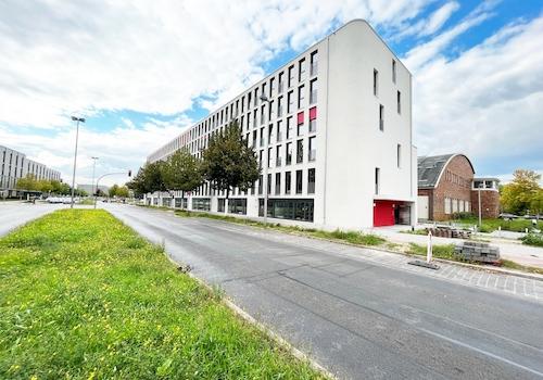 Gebäudefassade und Umgebung