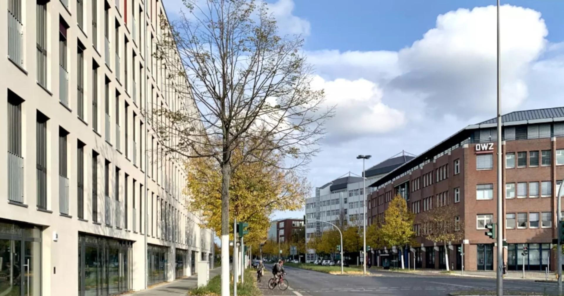 Gebäudefassade und Umgebung