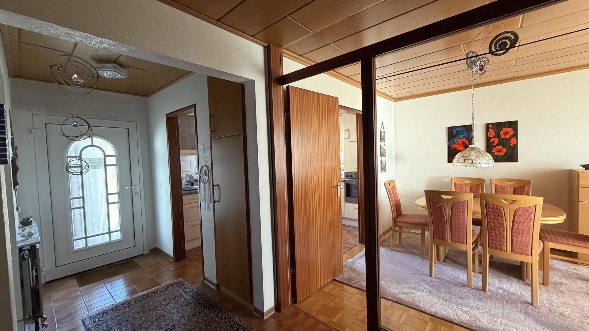 Eingang Diele / Zugang Esszimmer und Küche