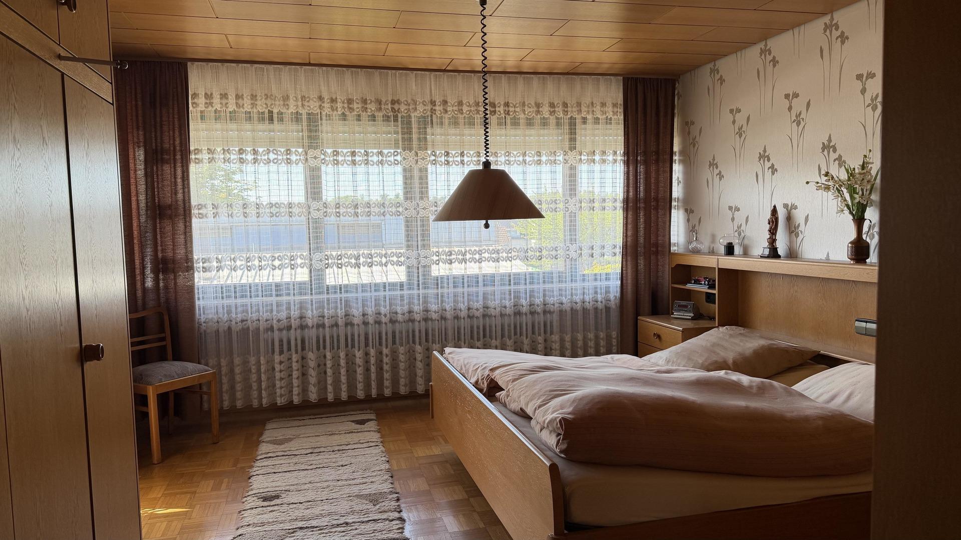 Schlafzimmer mit Zugang zum Balkon