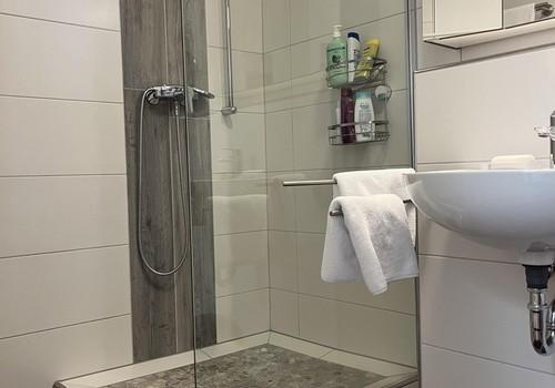 Bad mit Dusche und WC