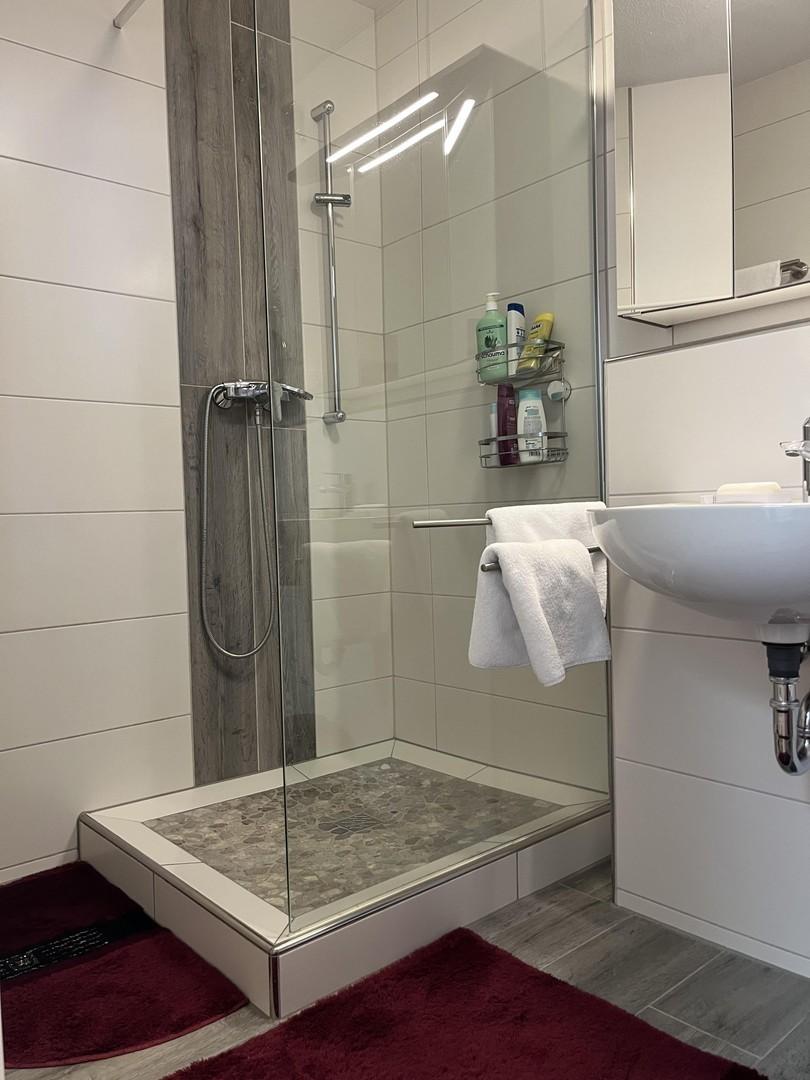 Bad mit Dusche und WC