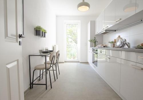 Küche mit Zugang zum Balkon