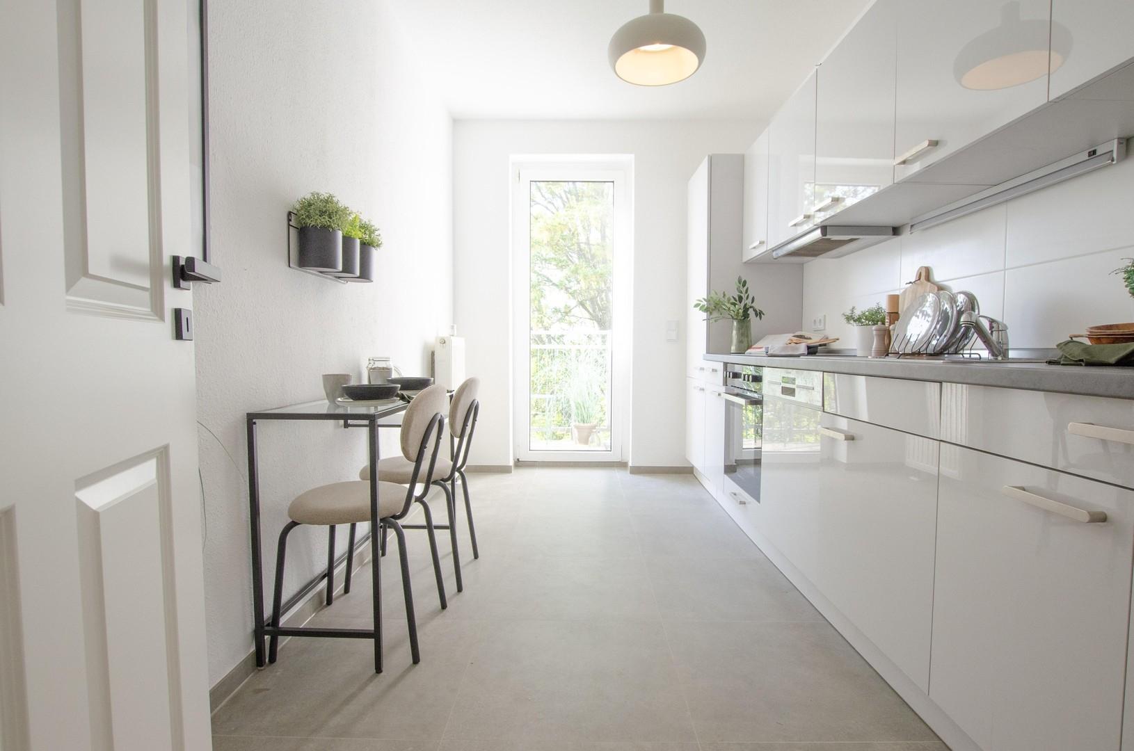 Küche mit Zugang zum Balkon
