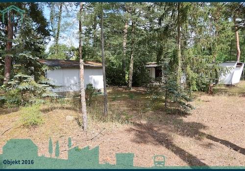 Blick zu Bungalow und Nebengelass