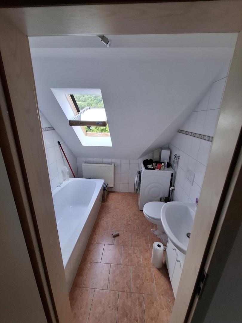 Bad mit Wanne & Waschmaschine