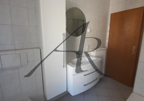 Tageslichtbad mit Badewanne und Dusche