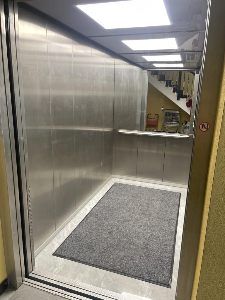 mit großem modernen Lift 