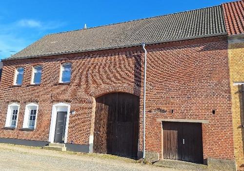 Ansicht Wohnhaus mit Toreinfahrt und Garage