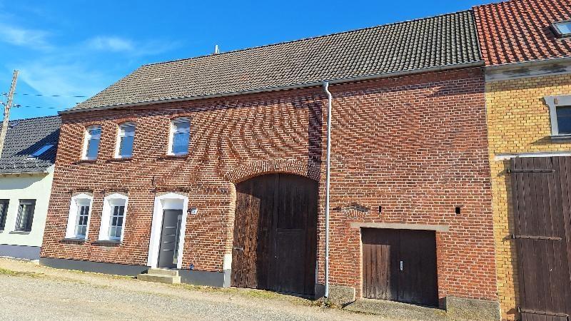 Ansicht Wohnhaus mit Toreinfahrt und Garage