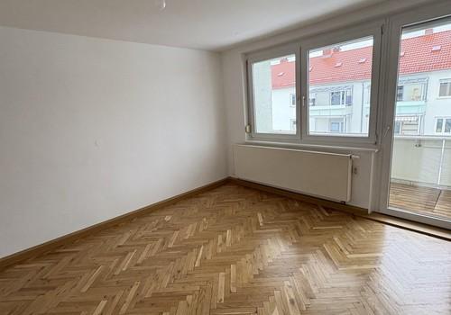 Wohnzimmer mit Balkon