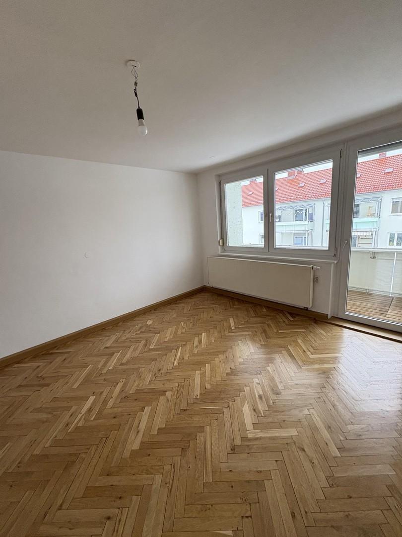 Wohnzimmer mit Balkon