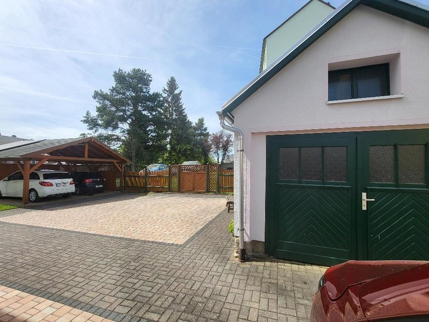Garage und Doppelcarport