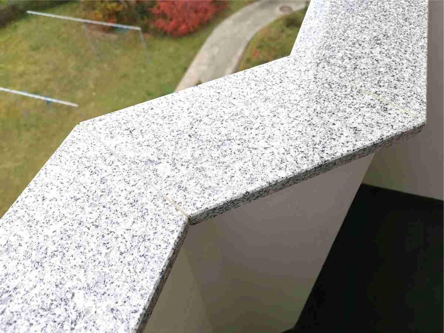 Balkonbrüst. mit Granitdeckung