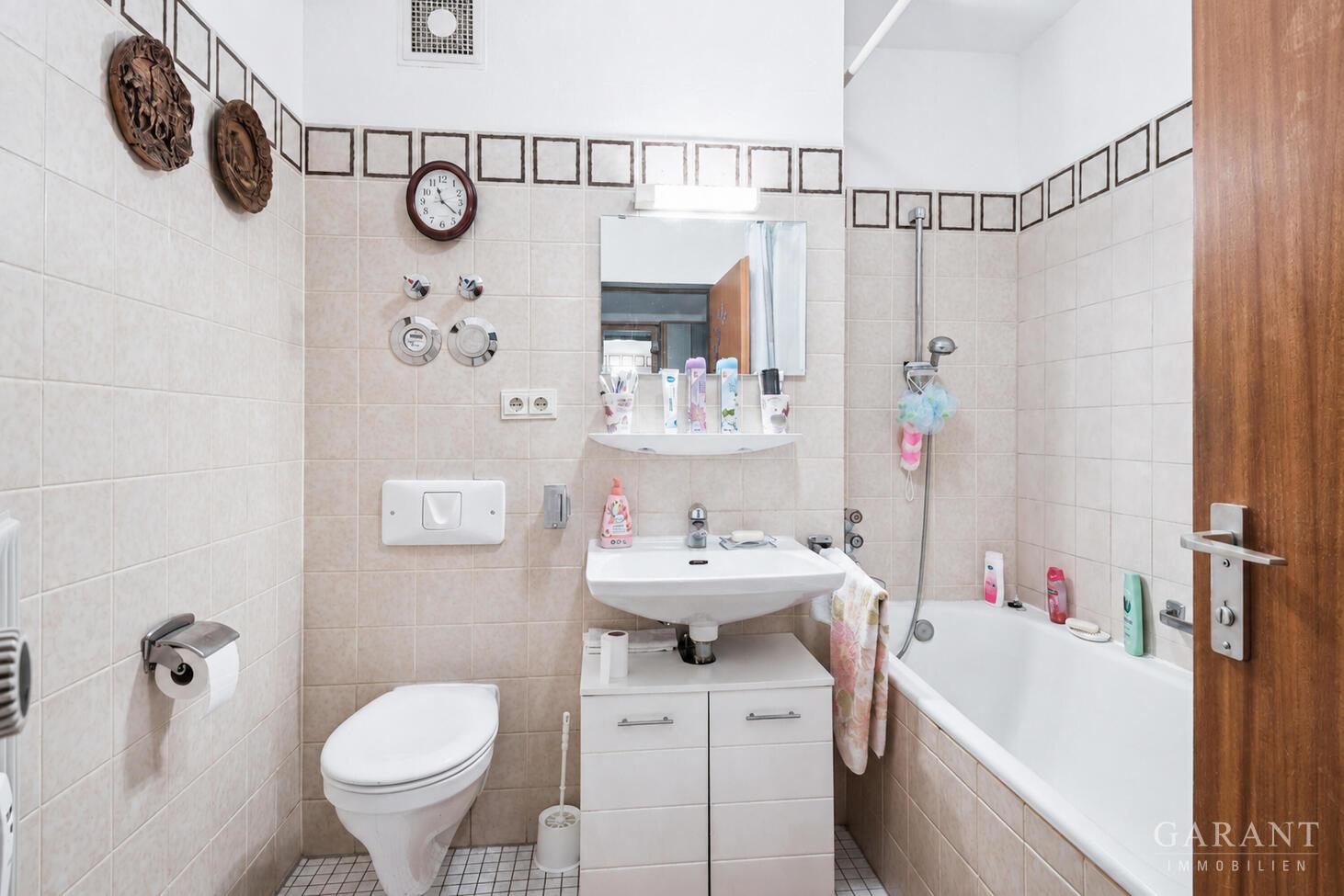 Bad mit Badewanne