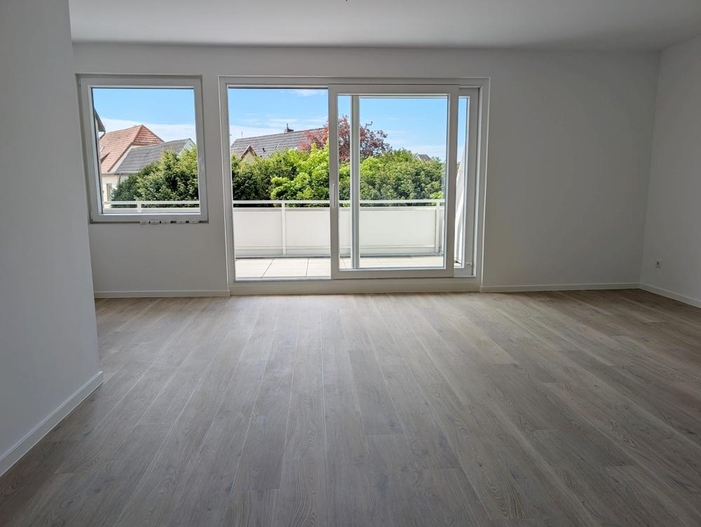 gemütliches Wohnzimmer mit direktem Zugang auf den Balkon