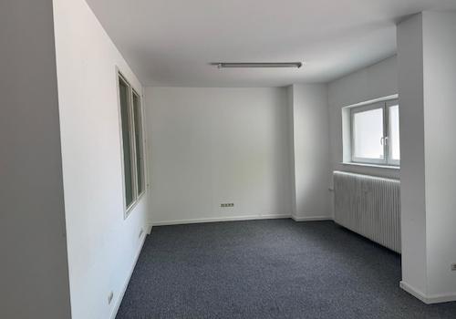 Heller Besprechungs- oder Büroraum mit Tageslichteinfall