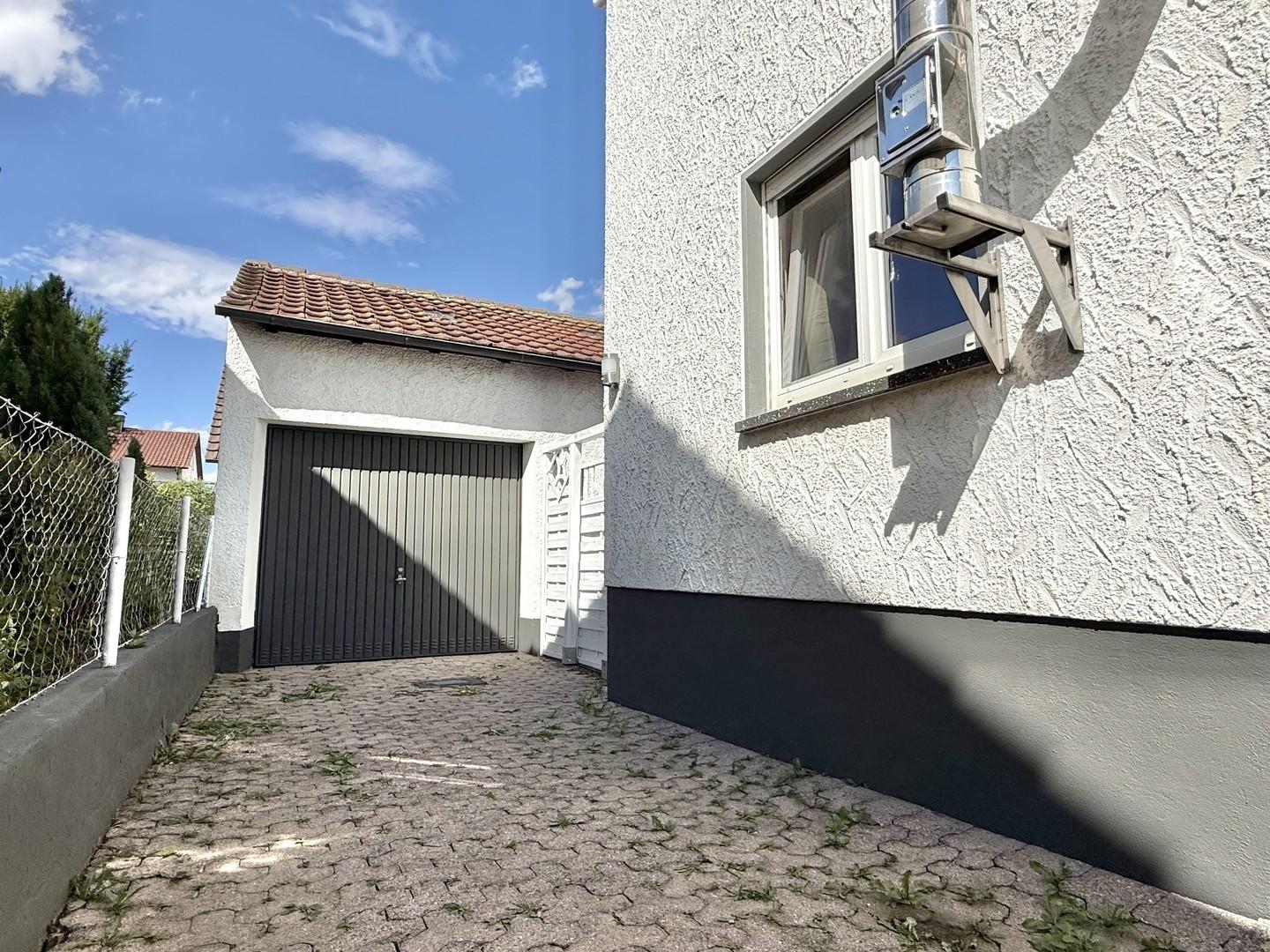 Zufahrt & Garage