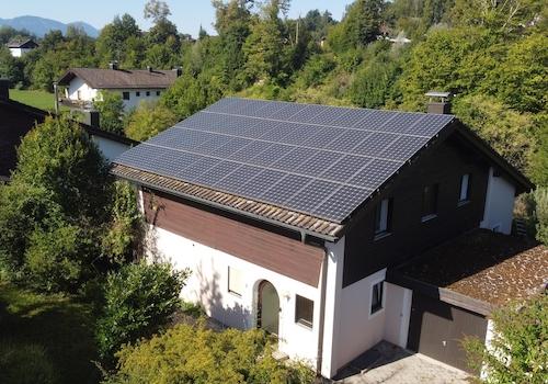 Haus mit PV und Bergblick