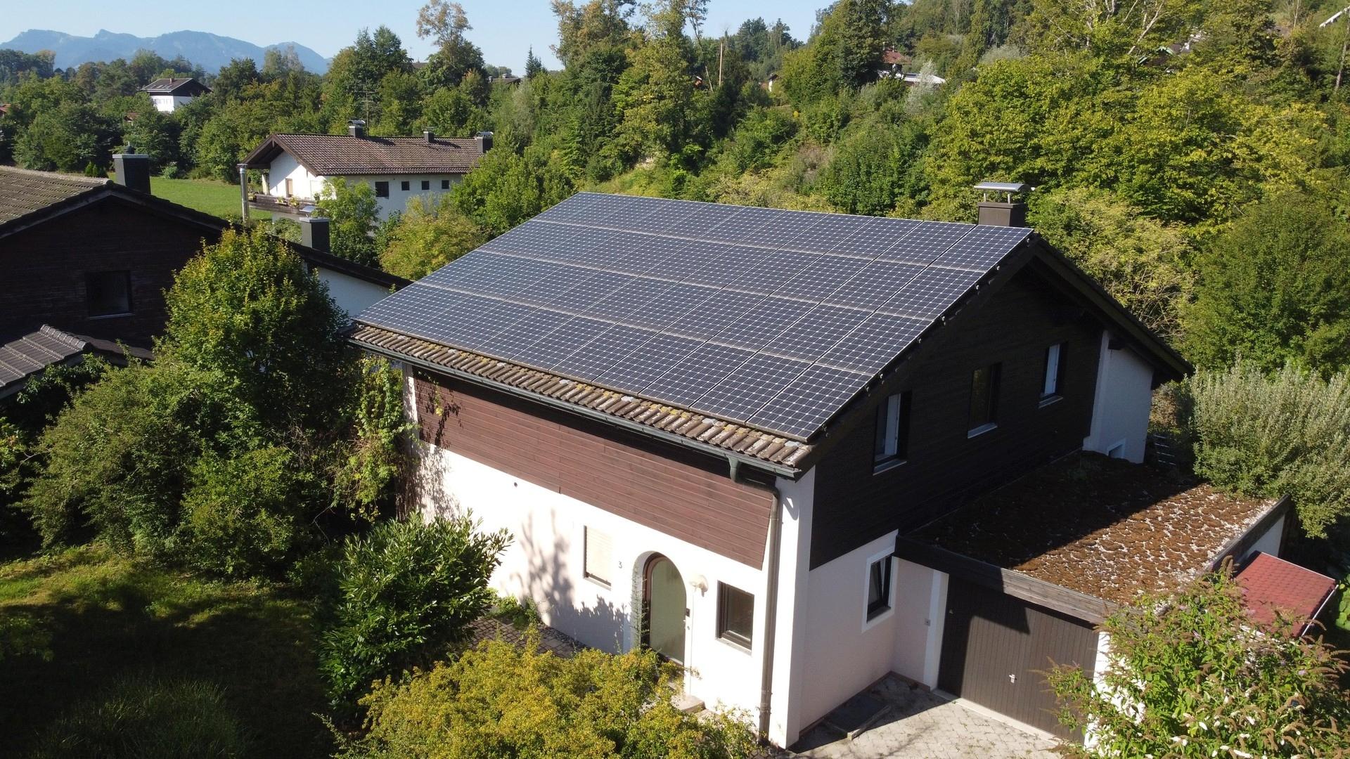 Haus mit PV und Bergblick