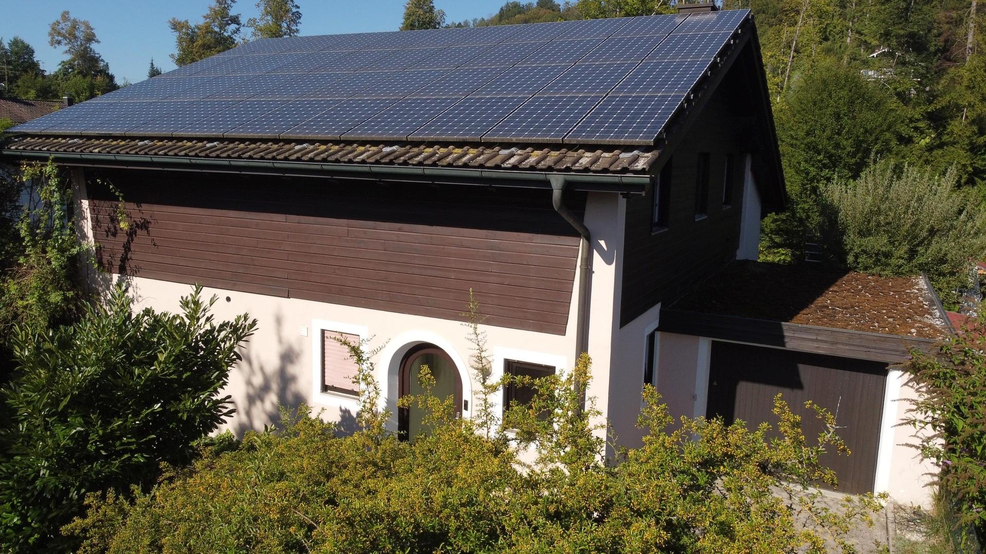 Eingangsfassade mit Garage
