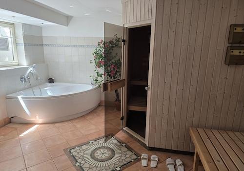 Sauna und Eckbadewanne
